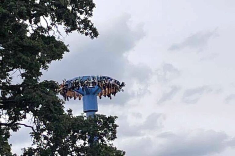 30 people rescued after being stuck upside down at Oregon amusement park